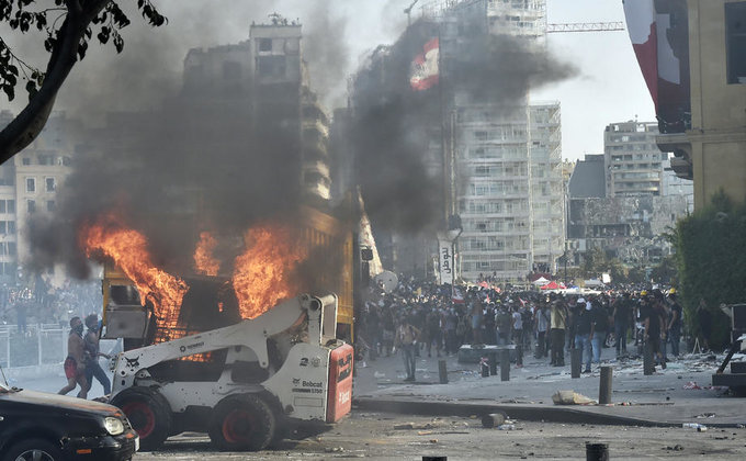 Протесты в Бейруте. Захвачено здание МИД, идут стычки с полицией: фото, видео