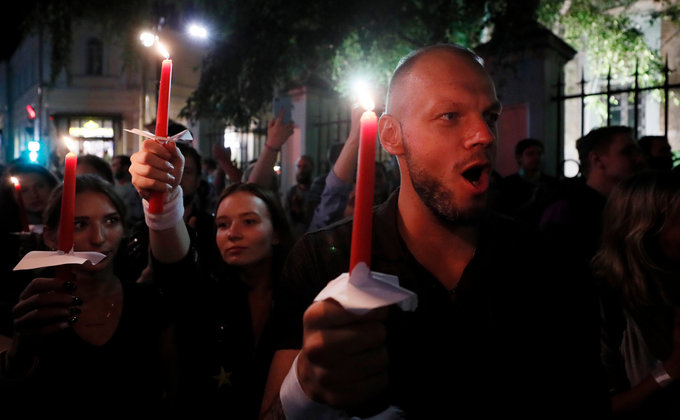 "Саша, уходи!" Под посольством Беларуси в Москве проходят протесты: фоторепортаж