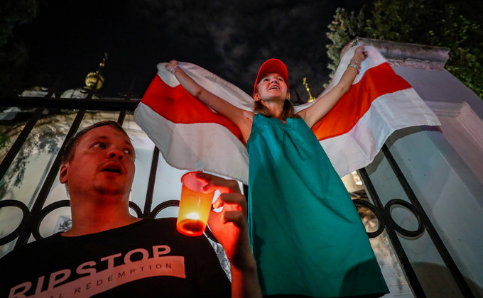 "Саша, уходи!" Под посольством Беларуси в Москве проходят протесты: фоторепортаж