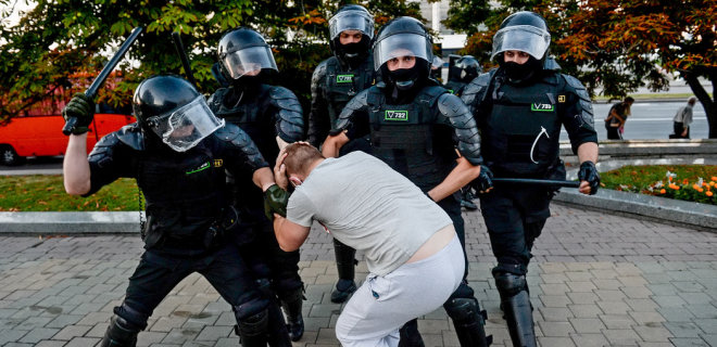 Протестующий в Беларуси заявил, что силовики изнасиловали его дубинкой - HRW - Фото