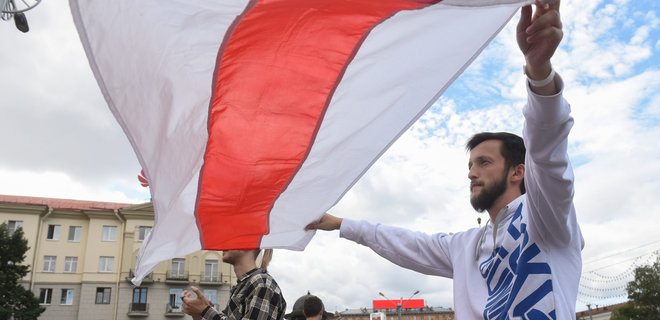 У Лукашенко хотят признать бело-красно-белый флаг нацистской символикой - Фото