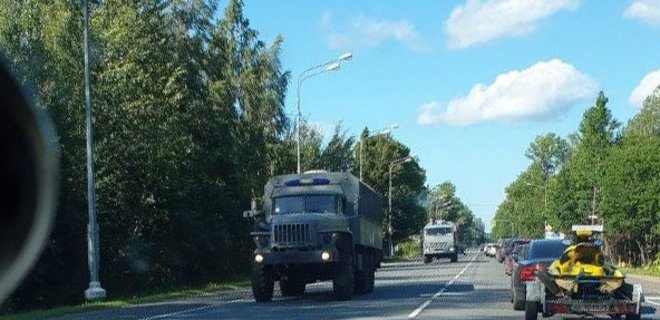 СМИ: Военная техника без номеров едет по России в сторону Беларуси – фото - Фото