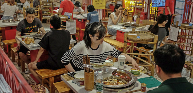 В Китае сеть ресторанов взвешивала посетителей и предлагала меню в зависимости от их веса - Фото