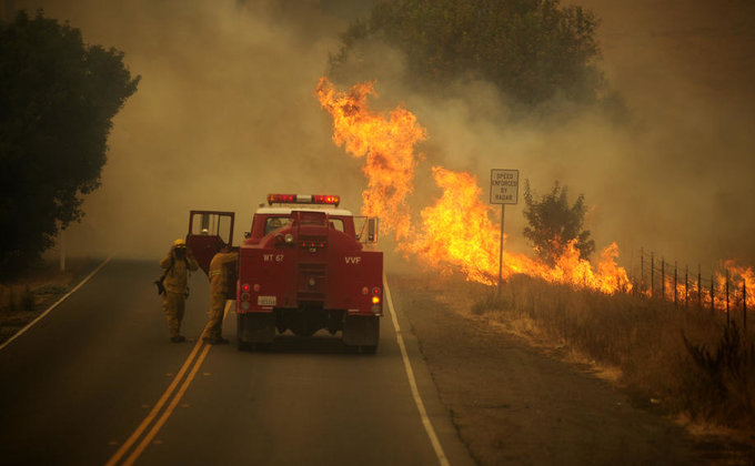 Лесные пожары в Калифорнии: в штате объявили ЧП, погиб пилот пожарного вертолета - фото