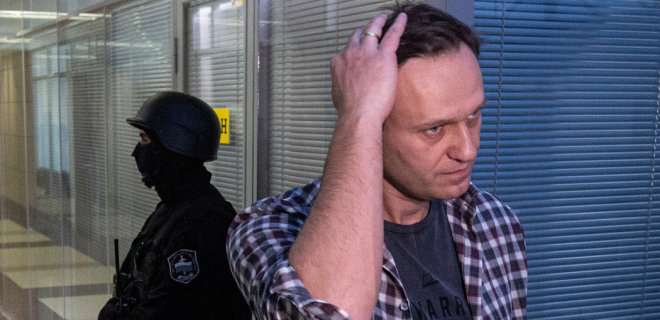 Навального отключили от ИВЛ, он способен самостоятельно вставать с постели - Фото