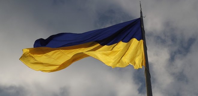 Флаг Украины снова установлен на Змеином - Фото