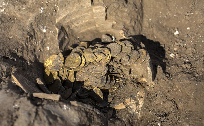 В Израиле нашли клад из сотен золотых монет, которым более 1000 лет: фото