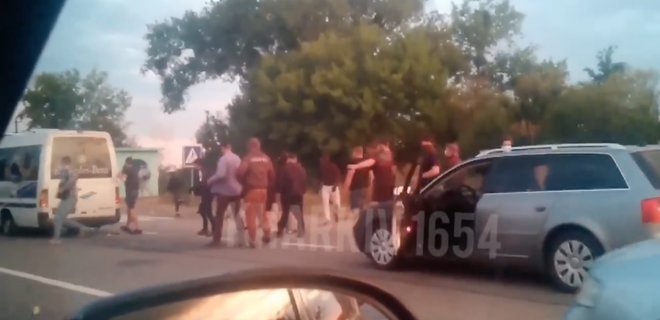 Появилось видео нападения на автобус с членами организации депутата Кивы - Фото