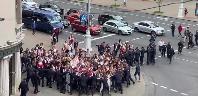 Протесты в Беларуси. Студенты прорывают оцепления силовиков – видео из Минска - Фото