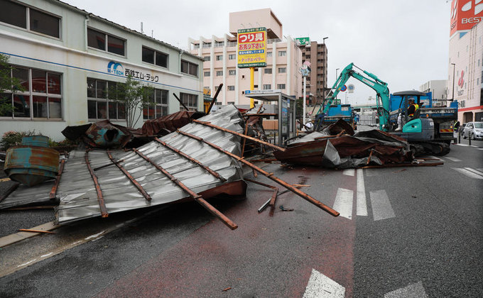 500 000 домов без света, около 2 млн человек эвакуируют: в Японии бушует тайфун - фото