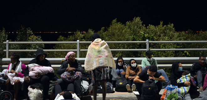 На острове Лесбос  — ЧП. Тысячи мигрантов остались без крова после пожара в лагере: фото - Фото