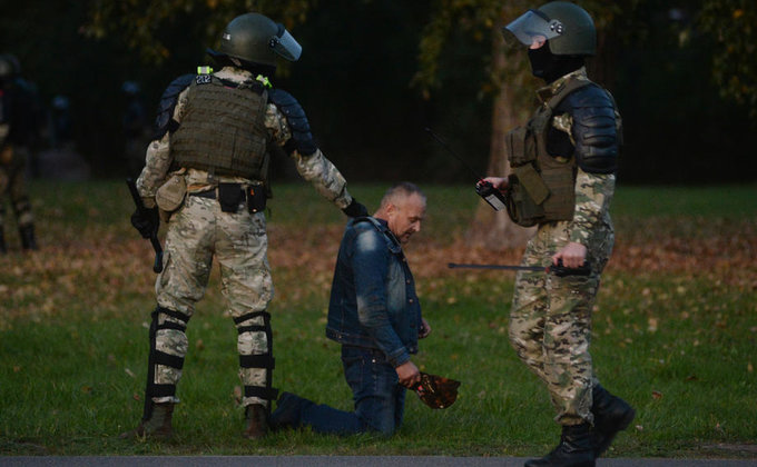 В Беларуси ОМОН жестко разогнал протестующих, есть задержанные: фото, видео