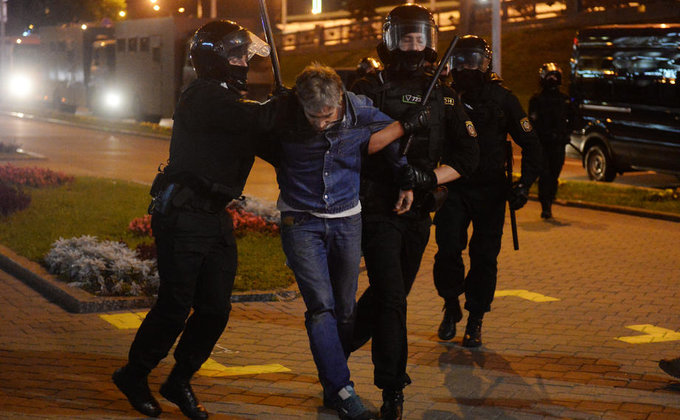 В Беларуси ОМОН жестко разогнал протестующих, есть задержанные: фото, видео