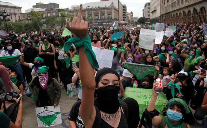 В Мексике женщины забросали полицию коктейлями Молотова на протестах за аборты – фото
