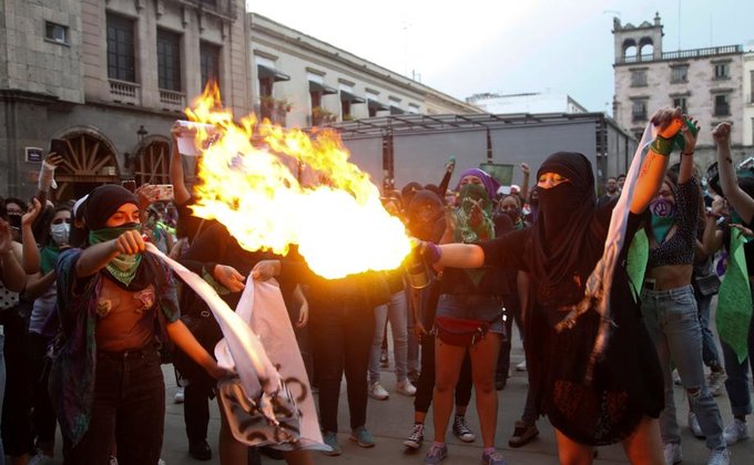 В Мексике женщины забросали полицию коктейлями Молотова на протестах за аборты – фото
