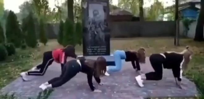 В Черниговской области школьницы танцевали возле памятника погибшим в АТО: видео - Фото
