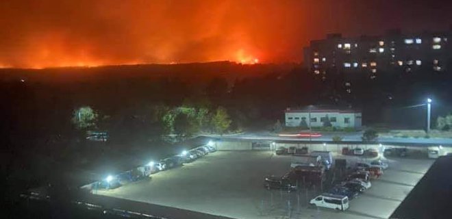 Кадр дня. Пожарные, которые всю ночь боролись с огнем в Северодонецке - Фото