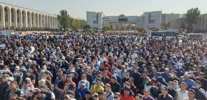 В Бишкеке протестуют против результатов выборов, милиция применила водометы и газ: видео - Фото