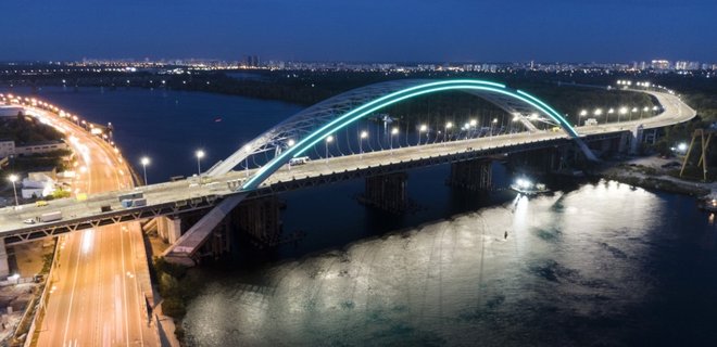 В Киеве впервые подсветили новый мост на Троещину: как он выглядит – фото и видео - Фото
