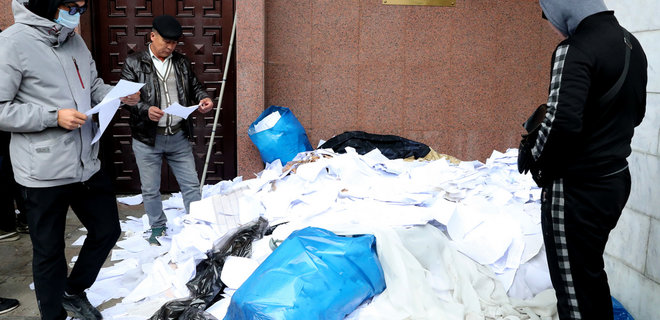 Протестующие добились своего. ЦИК Кыргызстана признал итоги выборов недействительными - Фото