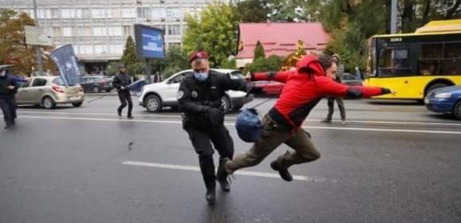 Полицейский в Киеве напал на публициста Виктора Трегубова. У него перелом: видео - Фото