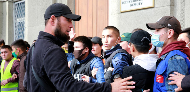 Президент Кыргызстана объявил режим чрезвычайного положения в Бишкеке: вводит войска - Фото