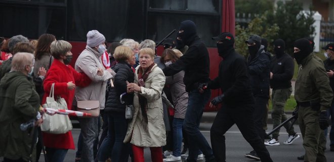 Силовики в Беларуси разгоняли марш пенсионеров с помощью светошумовых гранат и газа: видео - Фото