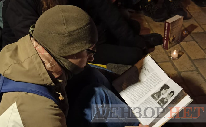 В Киеве под зданием суда читали книгу "Дело Василия Стуса": фото, видео