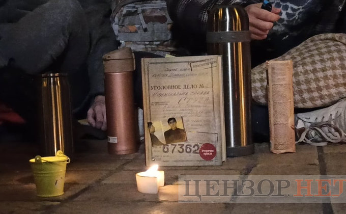 В Киеве под зданием суда читали книгу "Дело Василия Стуса": фото, видео