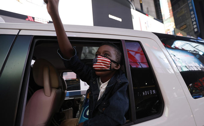 Тысячи американцев в разных городах США празднуют победу Байдена – фоторепортаж