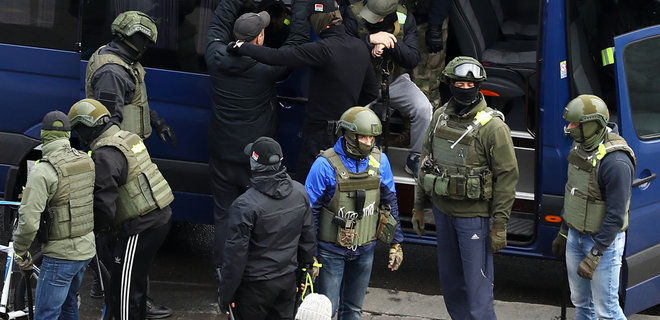 Почти тысяча задержанных. В Минске для разгона протестующих стянули технику: видео - Фото