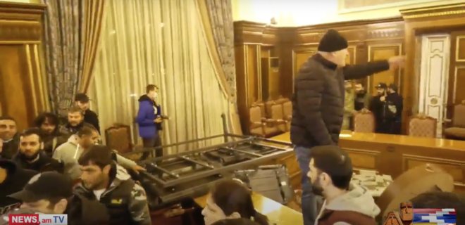 В здание правительства Армении ворвались протестующие против соглашения по Карабаху: видео - Фото
