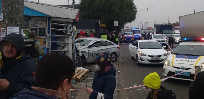 В Киеве автомобиль влетел в остановку: есть жертвы – фото - Фото