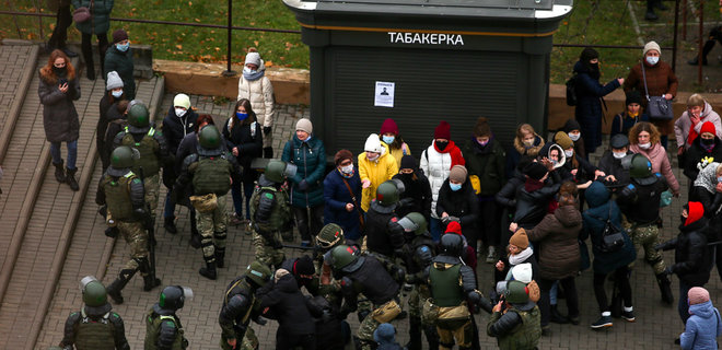 Резиновые пули, светошумовые гранаты. В Беларуси задержали более 1100 протестующих – видео - Фото
