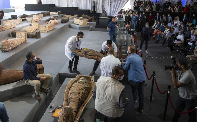 2500 лет. В Египте нашли более 100 древних саркофагов, мумии и позолоченные статуи – фото