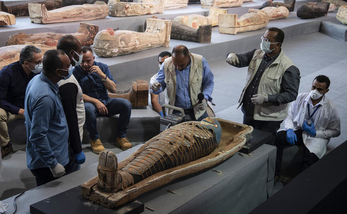 2500 лет. В Египте нашли более 100 древних саркофагов, мумии и позолоченные статуи – фото
