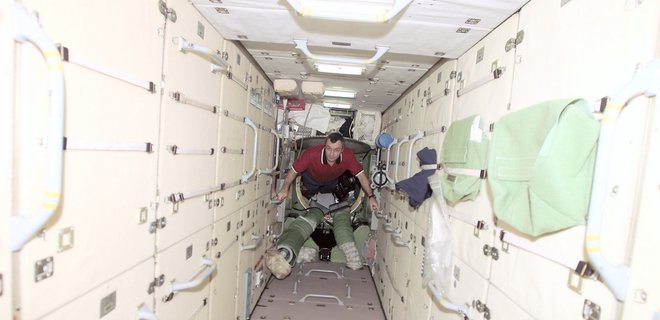 Российские космонавты не справились с болтом и не выполнили работу в открытом космосе - Фото