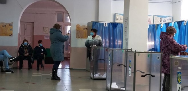 В Славянске люди фотографируются возле избирательных урн – хотят выиграть iPhone 12 - Фото