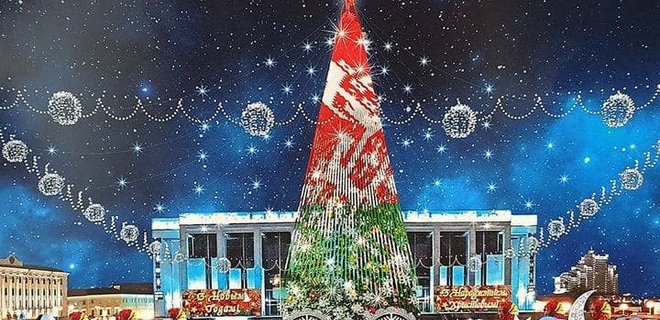 Главную елку Минска украсят красно-зеленой подсветкой. Беларусы добавили туда Лукашенко - Фото