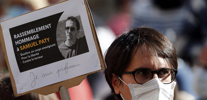 Убийство французского учителя за карикатуры. Обвинение предъявили четырем школьникам - Фото