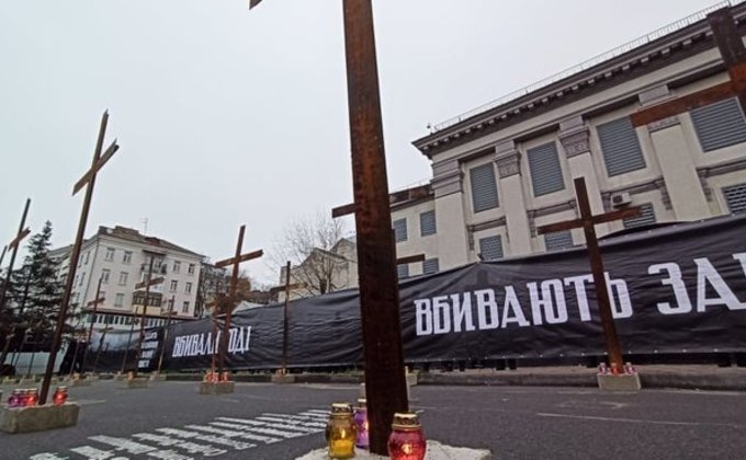 День памяти жертв Голодомора. У посольства РФ жгли файеры и установили кресты: фото, видео