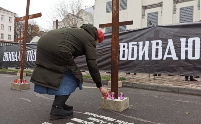 День памяти жертв Голодомора. У посольства РФ жгли файеры и установили кресты: фото, видео
