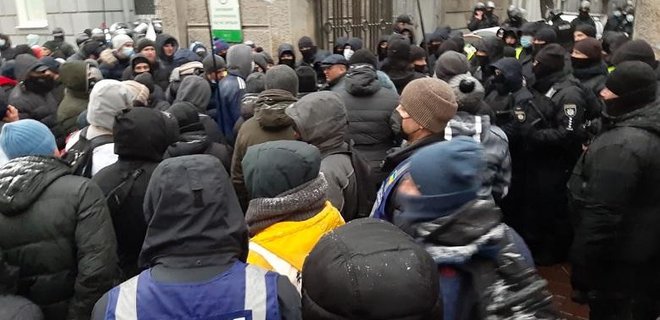 Предприниматели заблокировали депутатов в Раде, вмешалась полиция: видео  - Фото