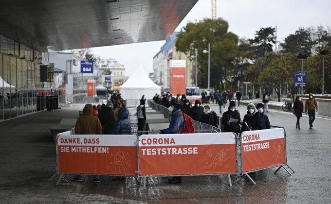 В Австрии начали массовое тестирование на COVID-19: люди выстроились в очереди – фото