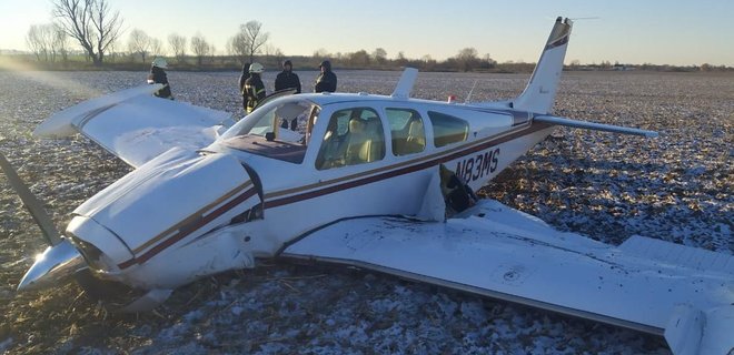 В Киевской области упал легкомоторный самолет: люди на борту выжили - Фото