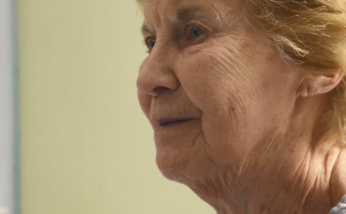 "Лучший подарок". 90-летняя женщина первой в мире получила вакцину от COVID-19: ее эмоции