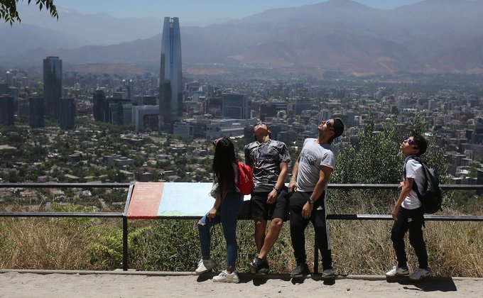 Единственное в 2020 году. Как чилийцы наблюдали затмение Солнца: фото