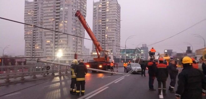 Повреждены девять автомобилей: видео падения столбов на Шулявском мосту в Киеве - Фото