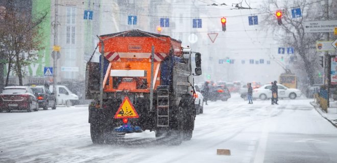 Киеву предстоят три дня снега и гололеда. Дорожники подготовили более 500 спецмашин - Фото