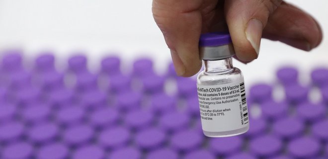 В Евросоюзе возмущены сокращением поставок вакцины Pfizer - Фото